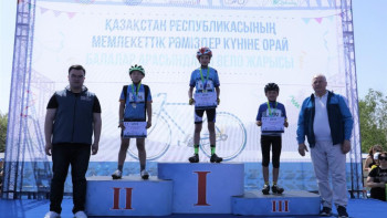 Фотография к новости: Елордада Мемлекеттік рәміздер күніне орай жасөспірімдер арасында веложарыс өтті