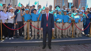 Фотография к новости: Тоқаев: Туымыздың асқақ желбірегені – аса биік мәртебе