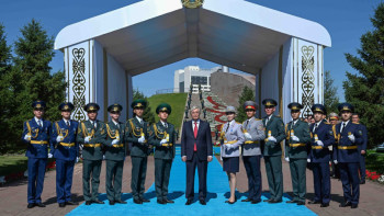 Фотография к новости: Президент үздік түлектерге офицерлік шен тапсырды