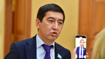 Фотография к новости: Ұлттық аспаптарға қарсылық жүріп жатқан сияқты – Зайытов домбыраны ұшаққа кіргізуді сұрады