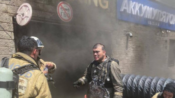 Фотография к новости: "3 қойма, 6 көлік жанып кетті". "Кристалл" тұрғын үйінен шыққан өрт ауыздықталды