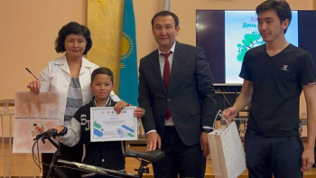 Фотография к новости: Алматыда балалар үйінің 65 тәрбиеленушісі сурет байқауында бақ сынасты