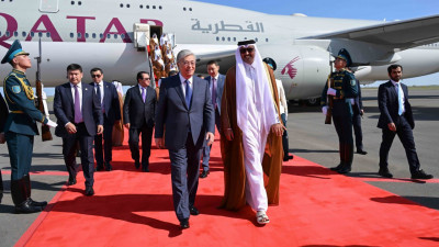 Тоқаев Қазақстанға жұмыс сапарымен келген Қатар Әмірін қарсы алды