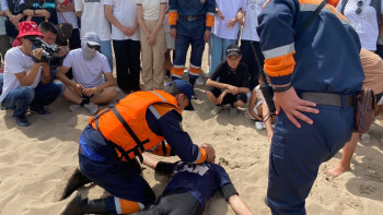 Фотография к новости: Балаларға суға батып бара жатқан адамды құтқару техникалары көрсетілді