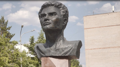 Ескерткішті «қарабет» қылған кім?