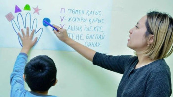 Фотография к новости: Ақтөбелік мұғалім ерекше балаларға өзі ойлап тапқан әдіспен домбыра үйретіп жүр