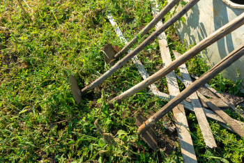 Фотография к новости: Бөренемен тіреп қойған: Елде тозығы жеткен екі жүзге жуық мектеп бар