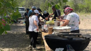 Фотография к новости: Еріктілер Абай облысындағы өрт сөндірушілерге көмектесіп жатыр