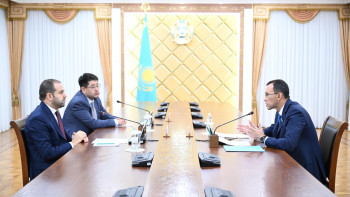 Фотография к новости: Сенат Төрағасы Мұсылман ақсақалдар кеңесінің Бас хатшысымен кездесті