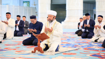 Фотография к новости: Бас мүфти марқұмдардың рухына құран хатым дұғасын бағыштады