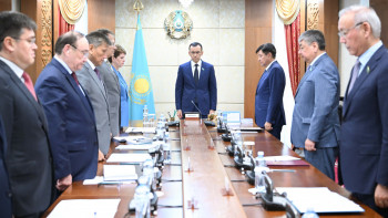 Фотография к новости: Сенаторлар қаза тапқан орманшыларды бір минут үнсіздікпен еске алды