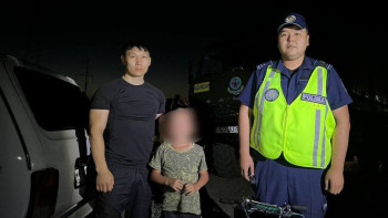 Фотография к новости: Полицейлер ойнап жүріп жоғалып кеткен баланы тапты