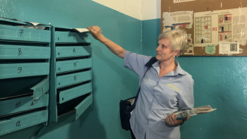 Фотография к новости: "Сөмкем 10 келіге жетеді". Күніне 4 мың хат жеткізетін пошташының бір күні