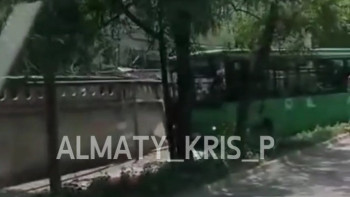Фотография к новости: Алматыда жолаушылары бар автобус әкімшілік ғимаратқа соқтығысты