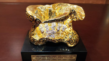 Фотография к новости: Сиань бас консулы Президенттің атынан музейге сыйлық табыстады