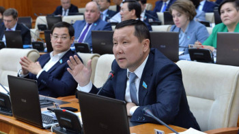 Фотография к новости: Банктер халықты белшесінен қарызға батырып отыр. Депутат пайыздық мөлшерлеме туралы