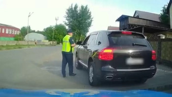 Фотография к новости: Өскеменде есірткі қабылдап, көлік тізгіндеген зейнеткер ұсталды