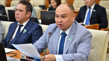 Фотография к новости: Жын-ойнаққа айналдырған. Депутат жатақхананы қонақ үйге айналдырғандар туралы айтты