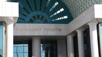 Фотография к новости: Мәулен Әшімбаев Абайдағы өрттен қаза тапқандардың отбасыларына көңіл айтты