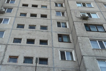 Жыл басынан бері Павлодарда 4 бала терезеден құлап, үшеуі көз жұмған