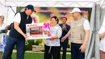 Фотография к новости: Су тасқынынан зардап шеккен 30 отбасы жаңа үйлерінің кілттерін алды