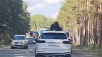 Фотография к новости: Бурабайда автокөліктен басын шығарып видео түсірген қыз жазаланды