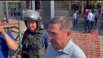 Фотография к новости: Банктегі оқыс оқиға: Қылмыскермен келіссөзді министрдің өзі жүргізді