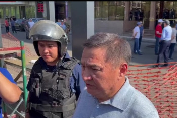 Банктегі оқыс оқиға: Қылмыскермен келіссөзді министрдің өзі жүргізді