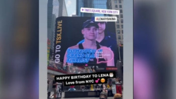 Фотография к новости: Рыбакинаны Таймс Сквердегі экранда туған күнімен құттықтады