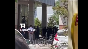 Фотография к новости: Астанада 8 адамды кепілдікке алған қарулы адамның талабы қандай?