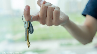 Үй кезегіне де тұра алмайды. Депутат журналистердің жағдайы туралы айтты