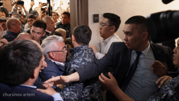 Фотография к новости: Сотта экс-министрдің туыстары мен конвой қызметкерлері қақтығысып қалды