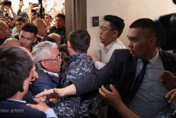 Фотография к новости: Сотта экс-министрдің туыстары мен конвой қызметкерлері қақтығысып қалды