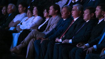 Фотография к новости: Президент «Жошы хан» спектаклінің премьерасын тамашалады