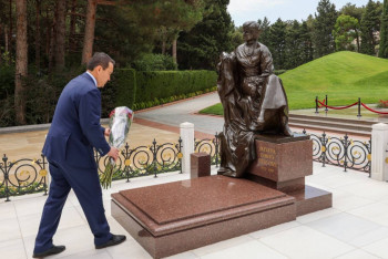 Фотография к новости: Премьер-министр Гейдар Әлиевтің бейітіне гүл шоқтарын қойды