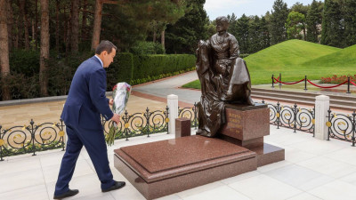Премьер-министр Гейдар Әлиевтің бейітіне гүл шоқтарын қойды