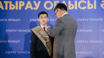 Фотография к новости: Атырау облысында «Алтын белгі» иегерлерін құттықтады