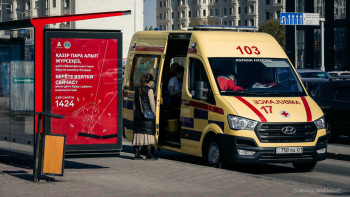 Фотография к новости: Дауылда ойын алаңының төсемімен қоса ұшып кеткен баланың жағдайы қандай?