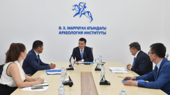 Фотография к новости: Мемлекеттік кеңесші Археология институтының жұмысымен танысты