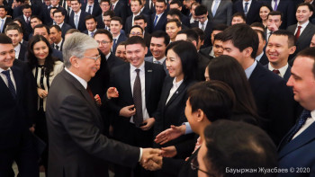 Фотография к новости: Тоқаев мемқызметшілер мен тәртіп сақшыларын кәсіби мерекелерімен құттықтады