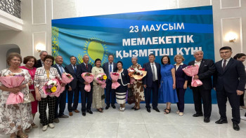 Фотография к новости: Ақтөбелік үздік мемлекеттік қызметшілер марапатталды