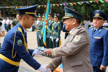 Фотография к новости: Қорғаныс министрлігі әскери жоғары оқу орнының түлектері диплом алды