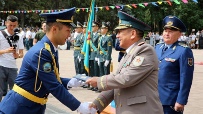 Қорғаныс министрлігі әскери жоғары оқу орнының түлектері диплом алды