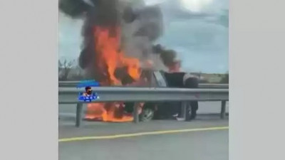 Белгісіз азамат жолда өртеніп жатқан көліктен адамды құтқарып алды