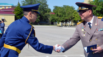 Фотография к новости: Ақтөбеде әскери интерндер оқу бітіріп шықты