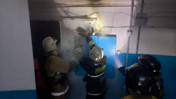 Фотография к новости: Ақтөбеде көппәтерлі тұрғын үйден өрт шығып, 13 адам эвакуацияланды