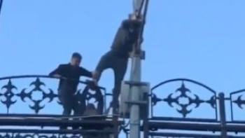 Фотография к новости: Қарағандылық тұрғындар көпірден секірмек болған адамды құтқарып қалды