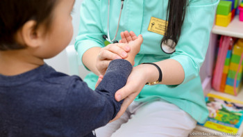 Фотография к новости: Атыраудағы балабақшада 3 жасар қыздың саусағы жұлынып кеткен