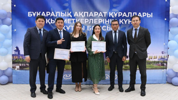 Фотография к новости: «Qazcontent» АҚ қызметкерлеріне пәтер сертификаттары берілді