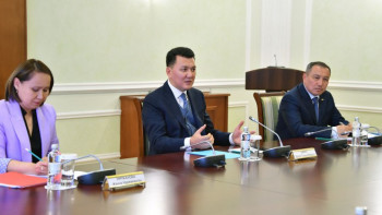 Фотография к новости: Қарин фракция жетекшілерімен кездесті